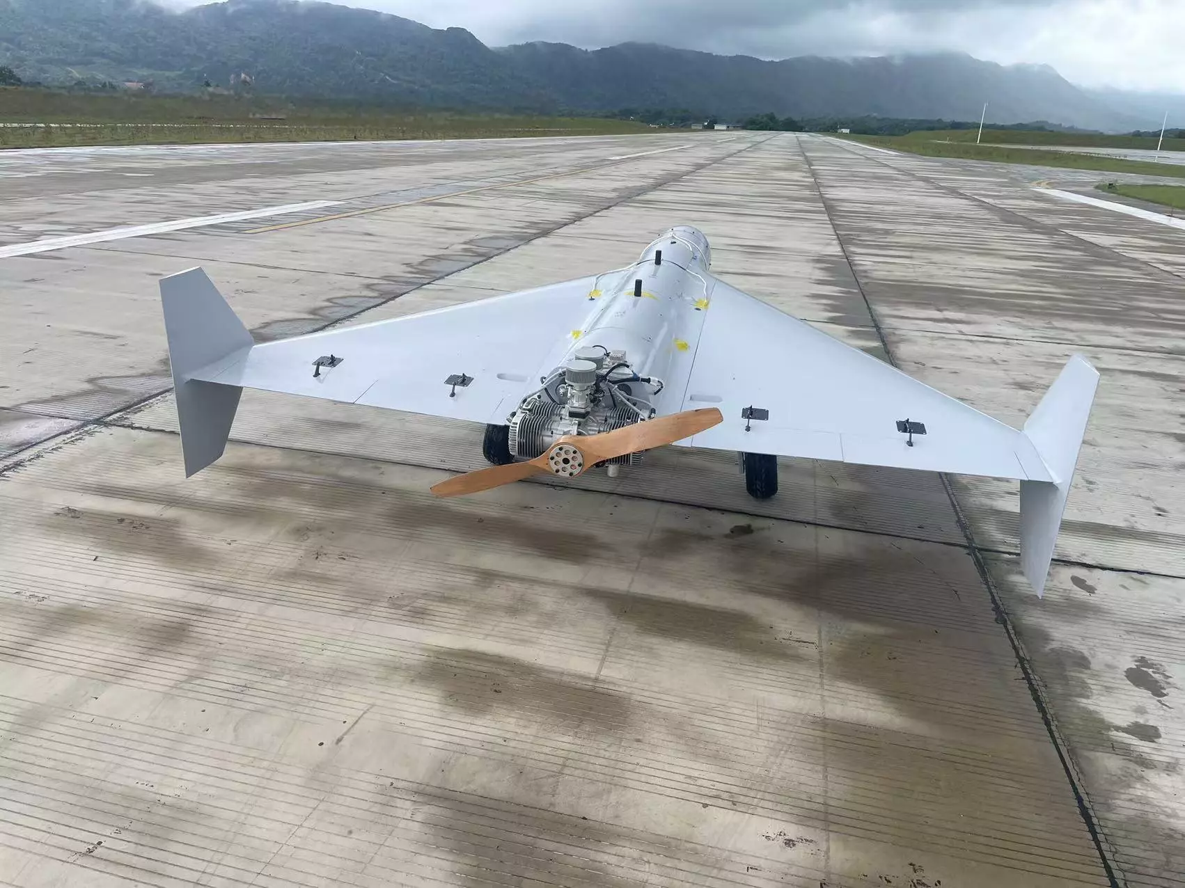 Delta -siipi -rullaustyyppi 40 kg hyötykuorma pitkä lentoaika UAV